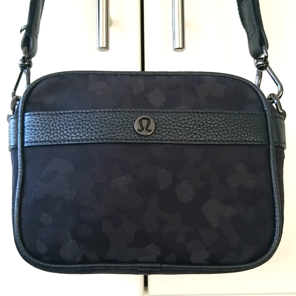 Lululemon Now & Always Crossbody, 3L in Fragment Camo Jacquard Black Dee…